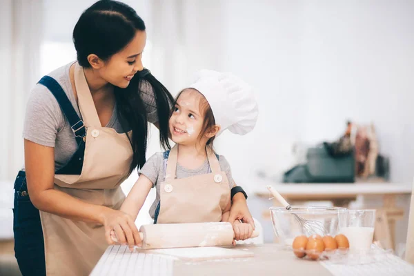 Madre e hija cocinando — Foto de Stock