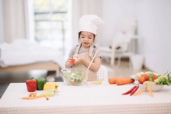 Niña cocinando — Foto de Stock