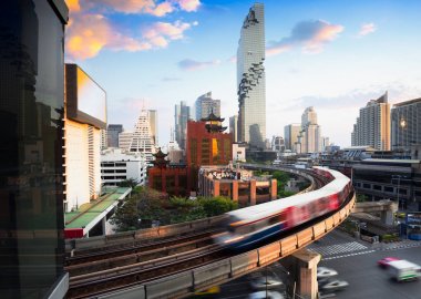 BTS skytrain ve arka planda bina Mahanakhon