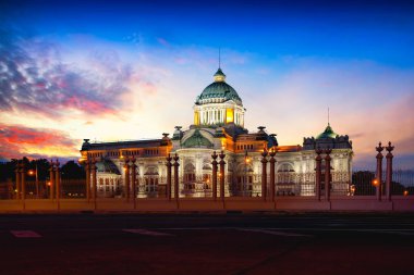 Ananta samakhom taht Salonu