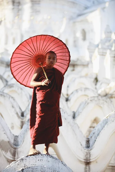Послушники под зонтиками в историческом храме — стоковое фото
