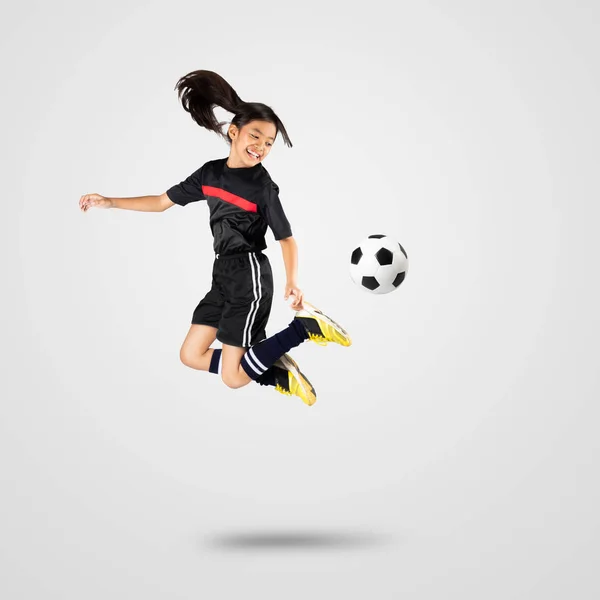 Jovem menina asiática jogador de futebol — Fotografia de Stock