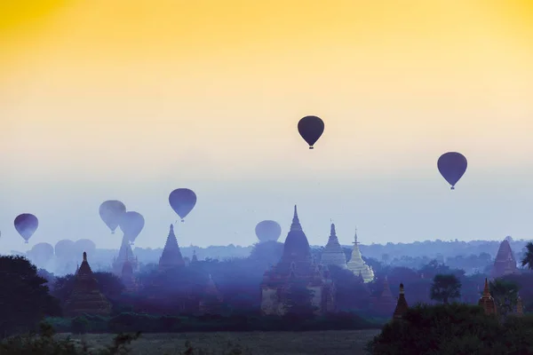 Balão de ar quente sobre planície de bagan — Fotografia de Stock