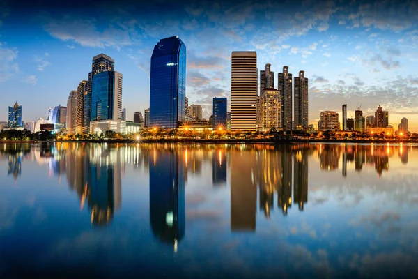 Benchakitti Park yansıması ile bina