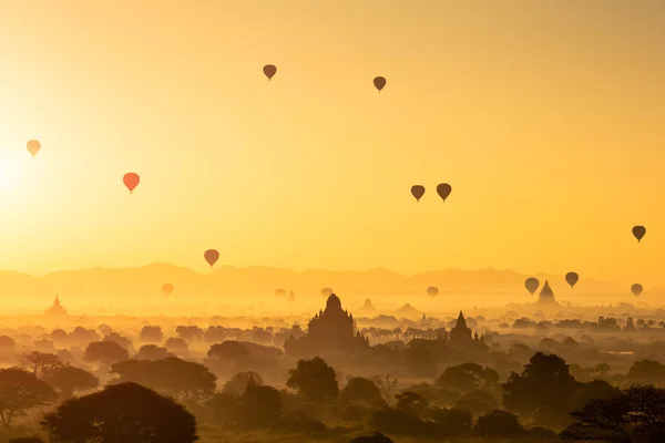 Antik pagoda Bagan üzerinde güzel gündoğumu ve sıcak hava balonları — Stok fotoğraf