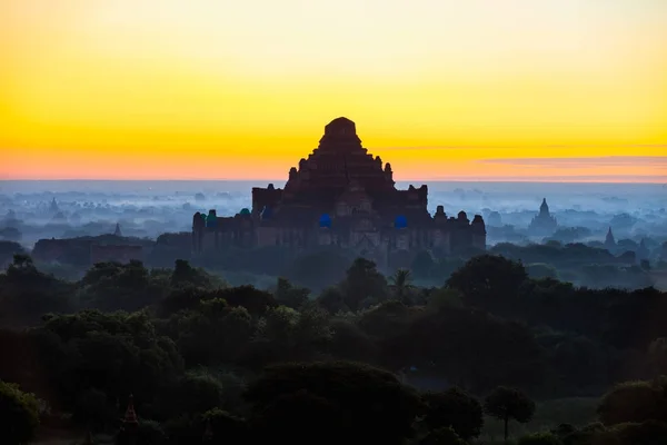 Hermoso paisaje durante el amanecer en la pagoda de Bagan — Foto de Stock