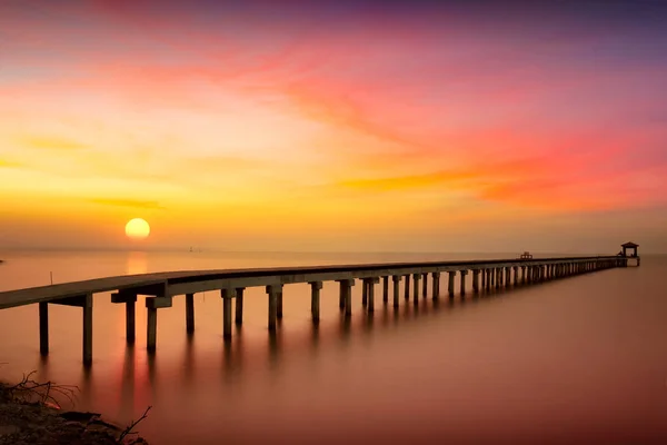 Puente de madera en la hermosa vista sobre el mar —  Fotos de Stock