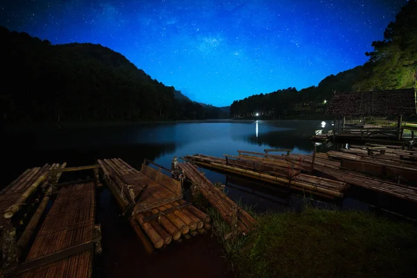 Radeau en bambou sur le lac réservoir Pang Ung — Photo