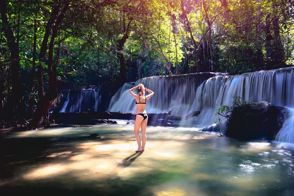 Kobieta w bikini w Natura Wodospad — Zdjęcie stockowe