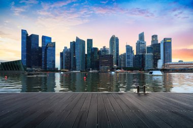 Singapur şehir manzarası alacakaranlıkta, Singapur