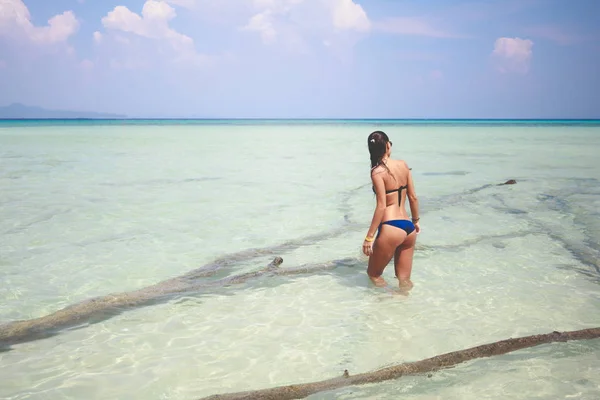 Piękna kobieta stojąc na plaży — Zdjęcie stockowe