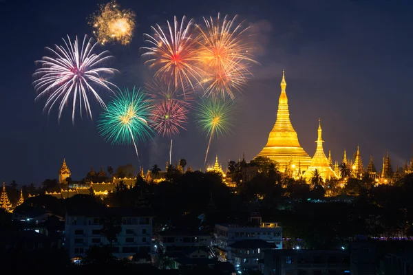 Pagode Shwedagon avec feu d'artifice — Photo