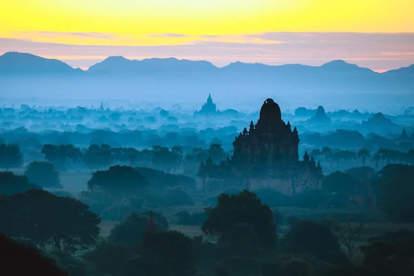 Hermoso paisaje durante el amanecer en la pagoda de Bagan — Foto de Stock