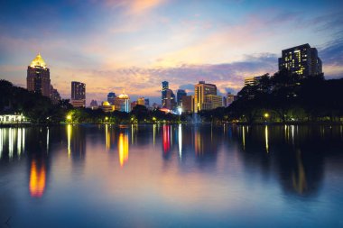 Alacakaranlıkta Lumpini park
