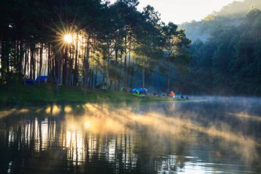 Pang Ung gölde gündoğumu