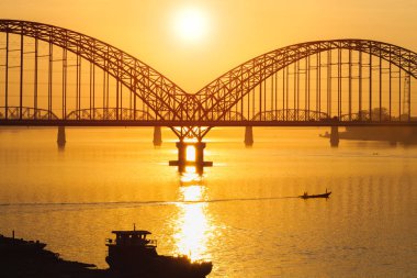 Yadanarbon Köprüsü'nde Günbatımı