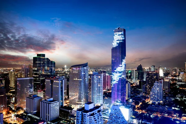 Mahanakhon-Turm und Wolkenkratzer — Stockfoto