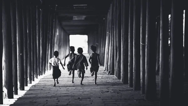 Niños corriendo — Foto de Stock