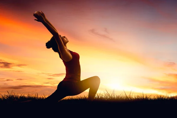 Ung asiatisk kvinna praktisera yoga — Stockfoto
