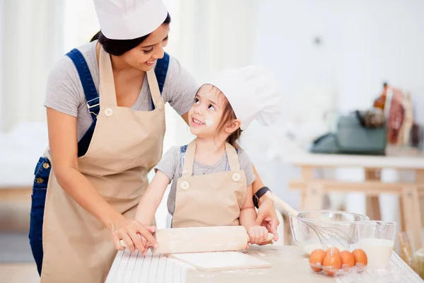 Madre e hija cocinando — Foto de Stock