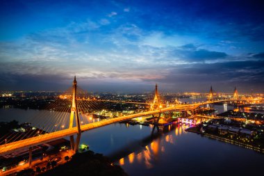 Alacakaranlıkta Bhumibol Köprüsü