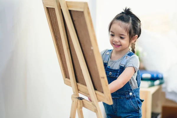 Küçük kız tahtaya yazma — Stok fotoğraf