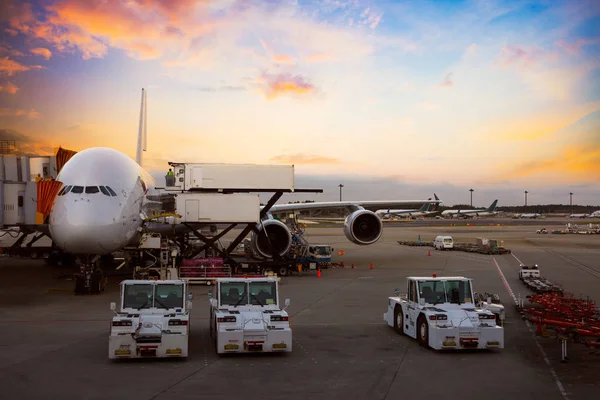 Repülőgép a terminál közelében — Stock Fotó
