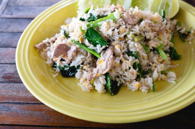 Kızarmış domuz eti pilav