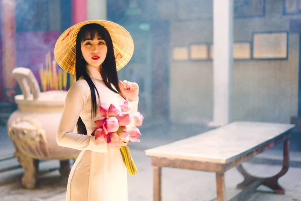 Vackra vietnamesiska kvinna i Ao Dai — Stockfoto