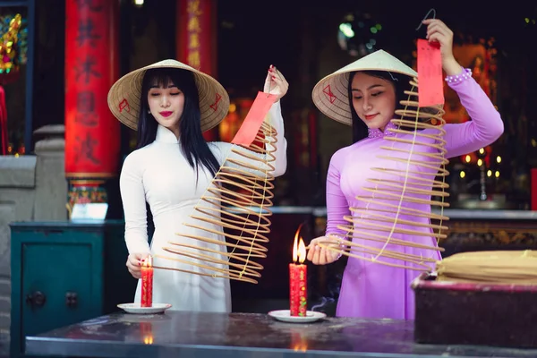 Mujer vietnamita en vestido tradicional rezando — Foto de Stock