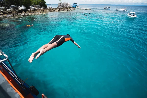 Jumping into the ocean — Stock Photo, Image