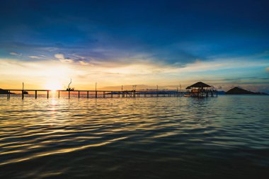 Alacakaranlıkta ahşap köprü 