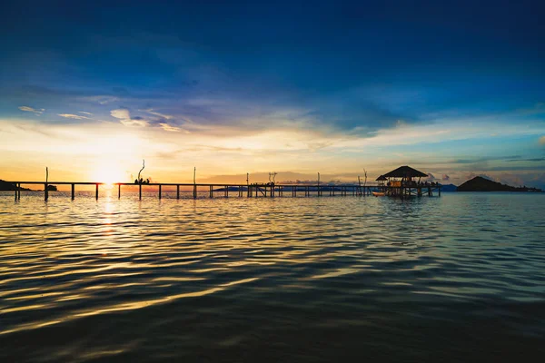 Puente de madera al atardecer — Foto de Stock