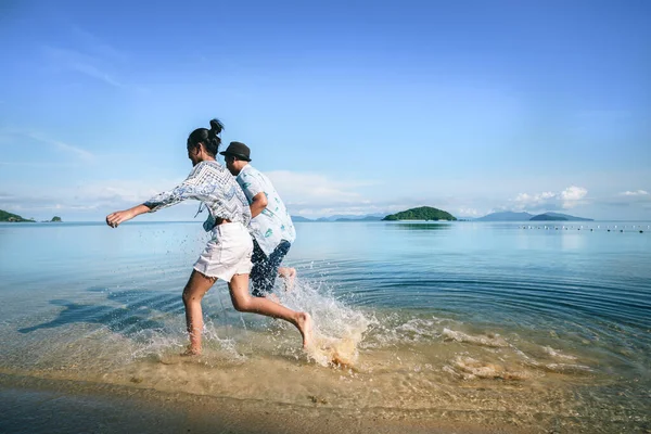 Ázsiai Tini Lány Fiú Fut Strandon Koh Mak Thaiföld — Stock Fotó