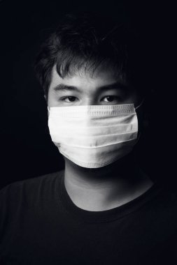 Asyalı genç tıbbi yüz maskesi, stüdyo resmi.