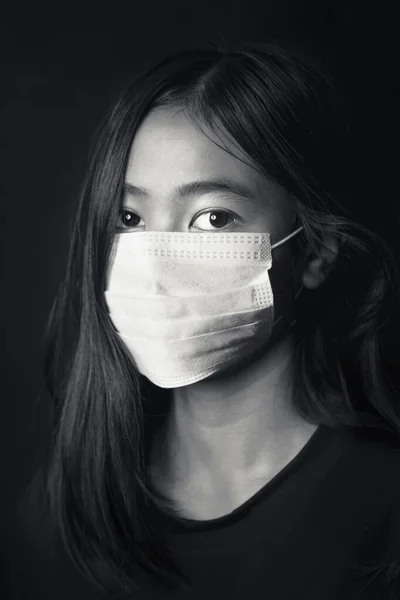 Asiatisches Junges Mädchen Mit Medizinischer Gesichtsmaske Studioporträt — Stockfoto
