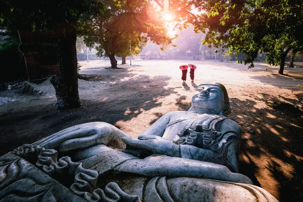 被遗忘的佛像佛像躺在地上 曼德勒缅甸 — 图库照片