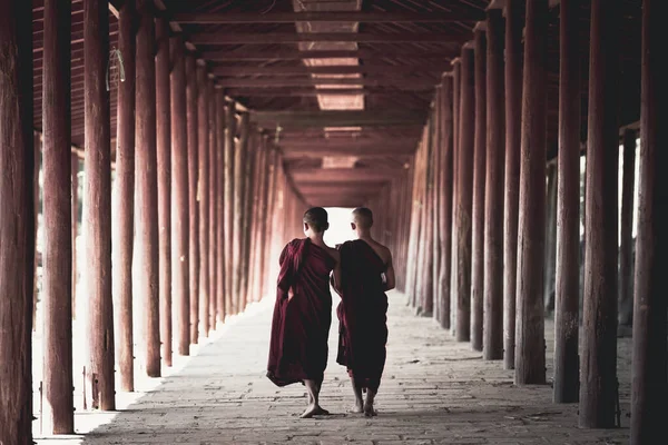 Novizi Che Camminano Vecchio Tempio Salay Bagan Myanmar — Foto Stock