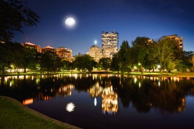 Boston 'un alacakaranlıktaki Skyline manzarası, Massachusetts, Kamu Bahçesinden.