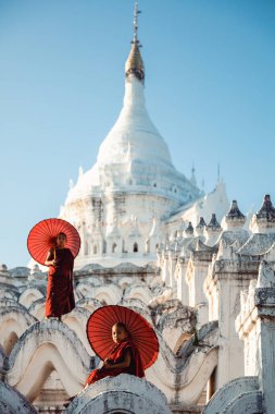 Acemiler tarihi Tapınak, Mingun, Mandalay, Myanmar, şemsiye altında