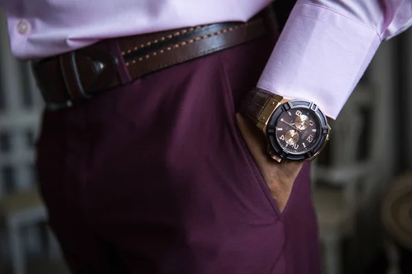 Damat Düğün töreninde giyer. damat aksesuarları. Damat ve belgili tanımlık seyretmek el