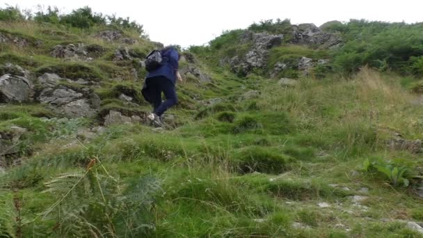 Femme escalade pente de colline — Video