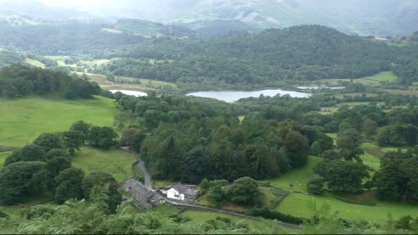 Lago Elterwater en el valle de la montaña — Vídeos de Stock