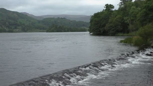 Jezero a řeka přehrady v Lake District — Stock video