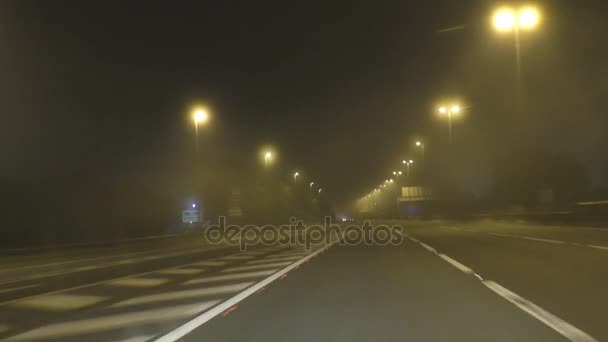 Туман на автостраде ночью — стоковое видео