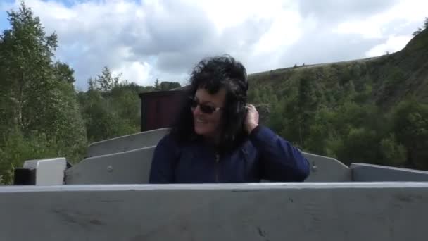 Γυναίκα σε ένα καλάθι τρένο ατμού — Αρχείο Βίντεο
