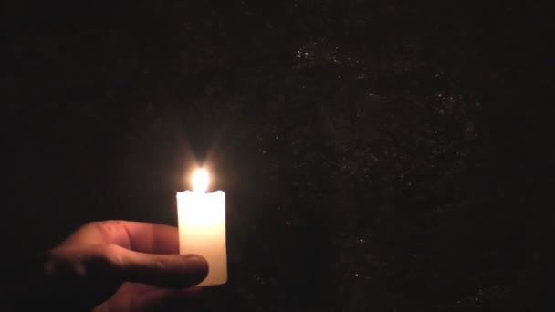 Svíčka v temné jeskyni — Stock video