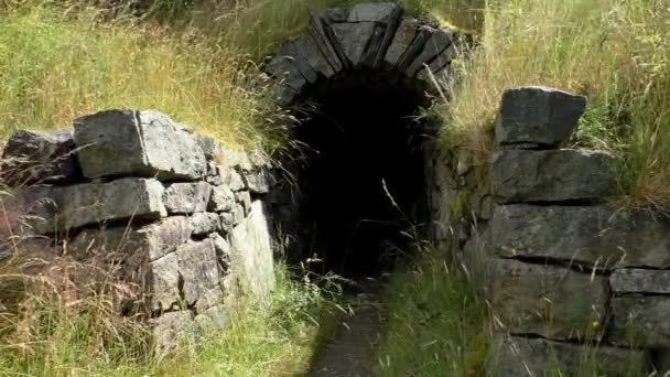 Antigua entrada a la mina — Vídeos de Stock