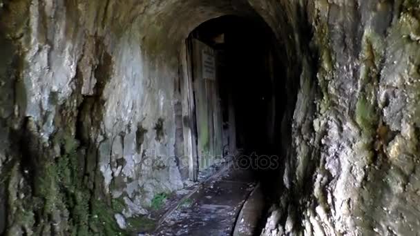 Marcher dans une vieille mine abandonnée 