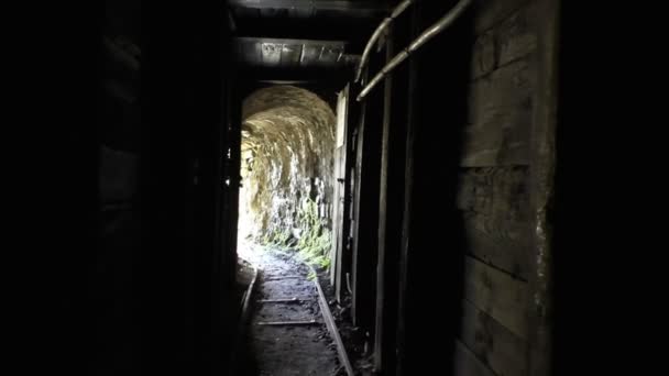 Zu Fuß aus einem alten Bergwerk — Stockvideo
